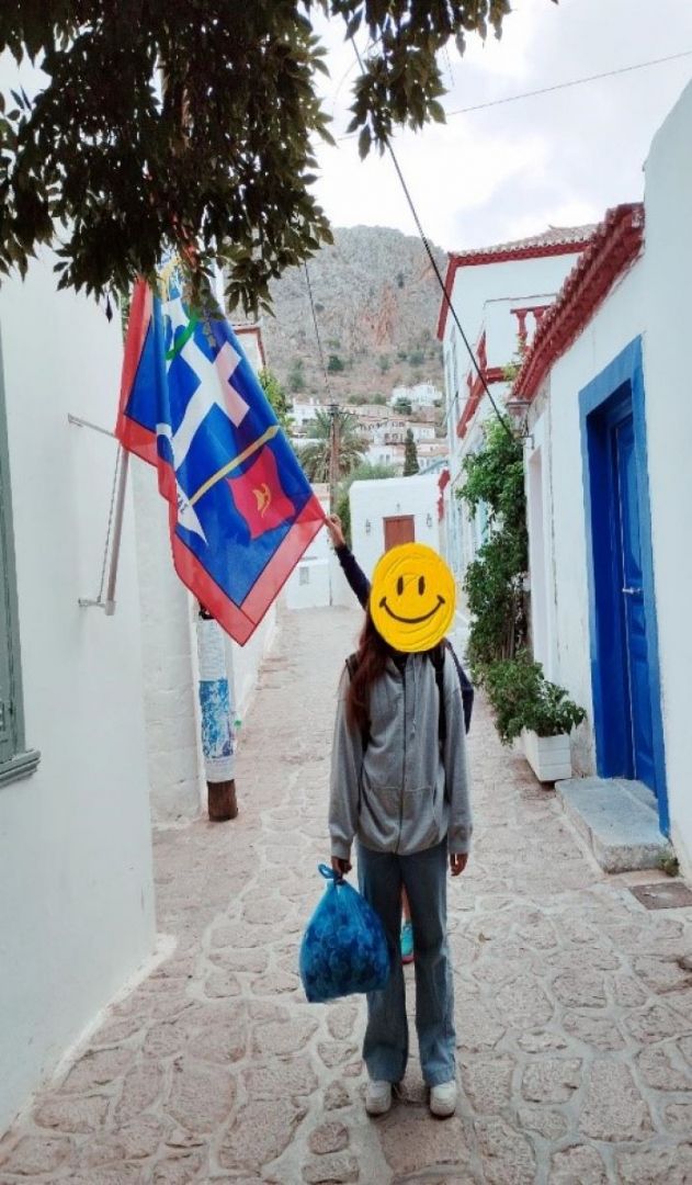οι μαθητές/τριες, οι γονείς τους και οι εκπαιδευτικοί του Γυμνασίου Ύδρας συλλέγουν πλαστικά καπάκια