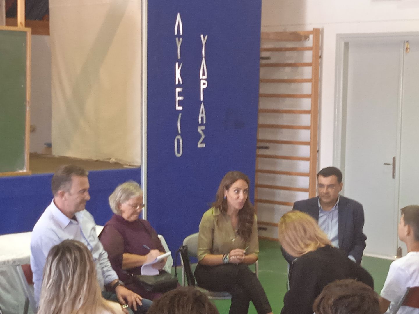 Φωτογραφία απο την επίσκεψη της υφυπουργού στο Γυμνάσιο Ύδρας