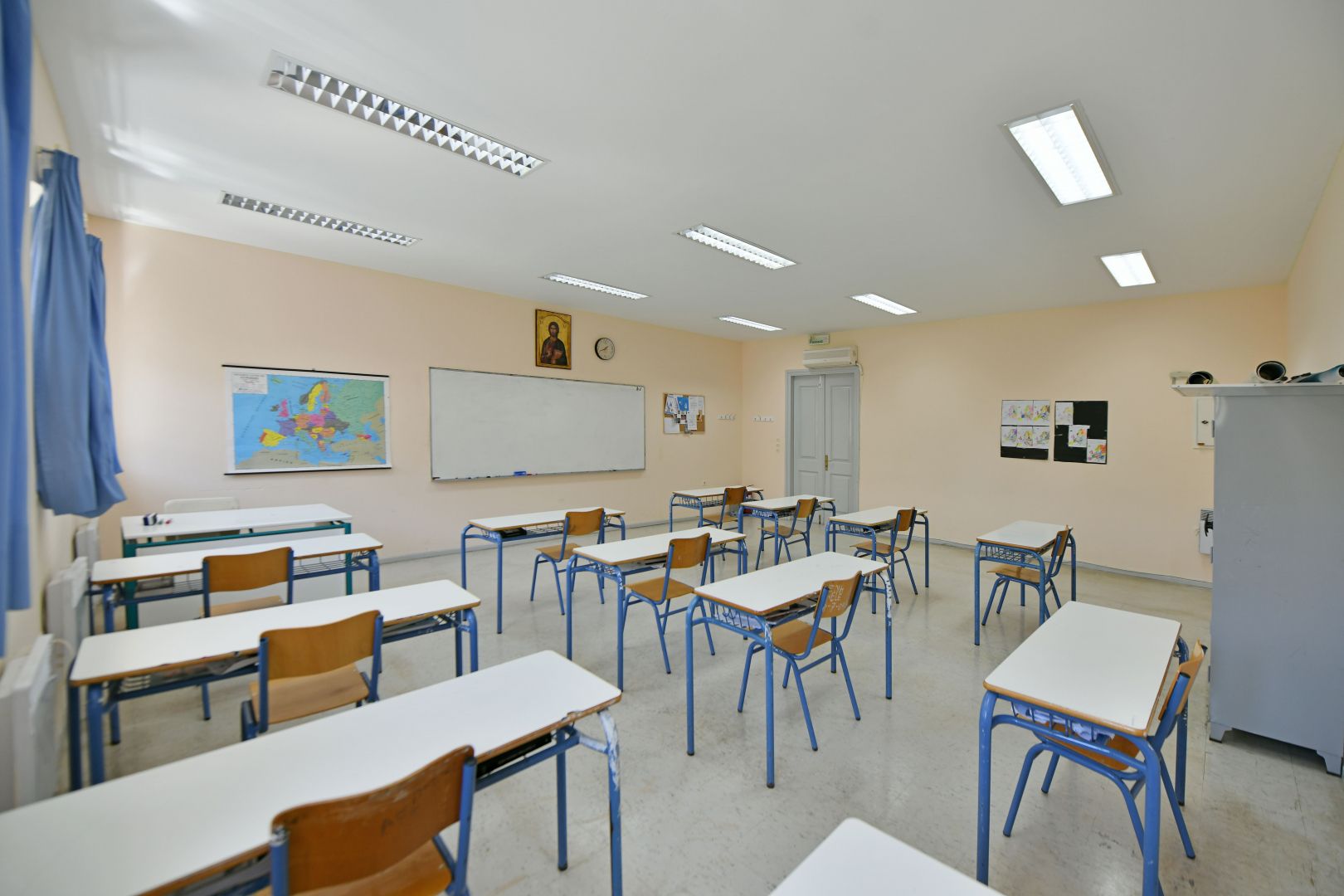 Πανοραμική φωτογραφία από μια άδεια αίθουσα του Γυμνασίου Ύδρας