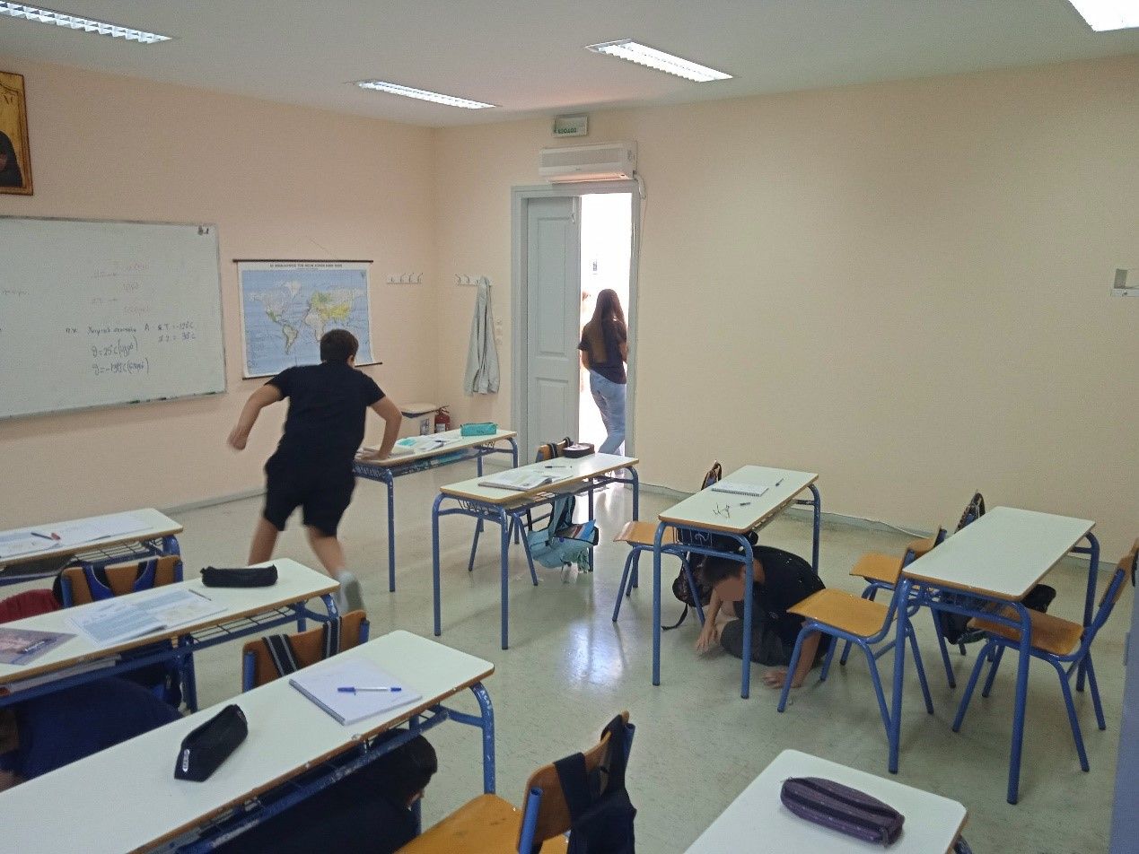 Μαθητές του γυμνασίου Ύδρας σε άσκηση σεισμού κάτω από τα θρανία