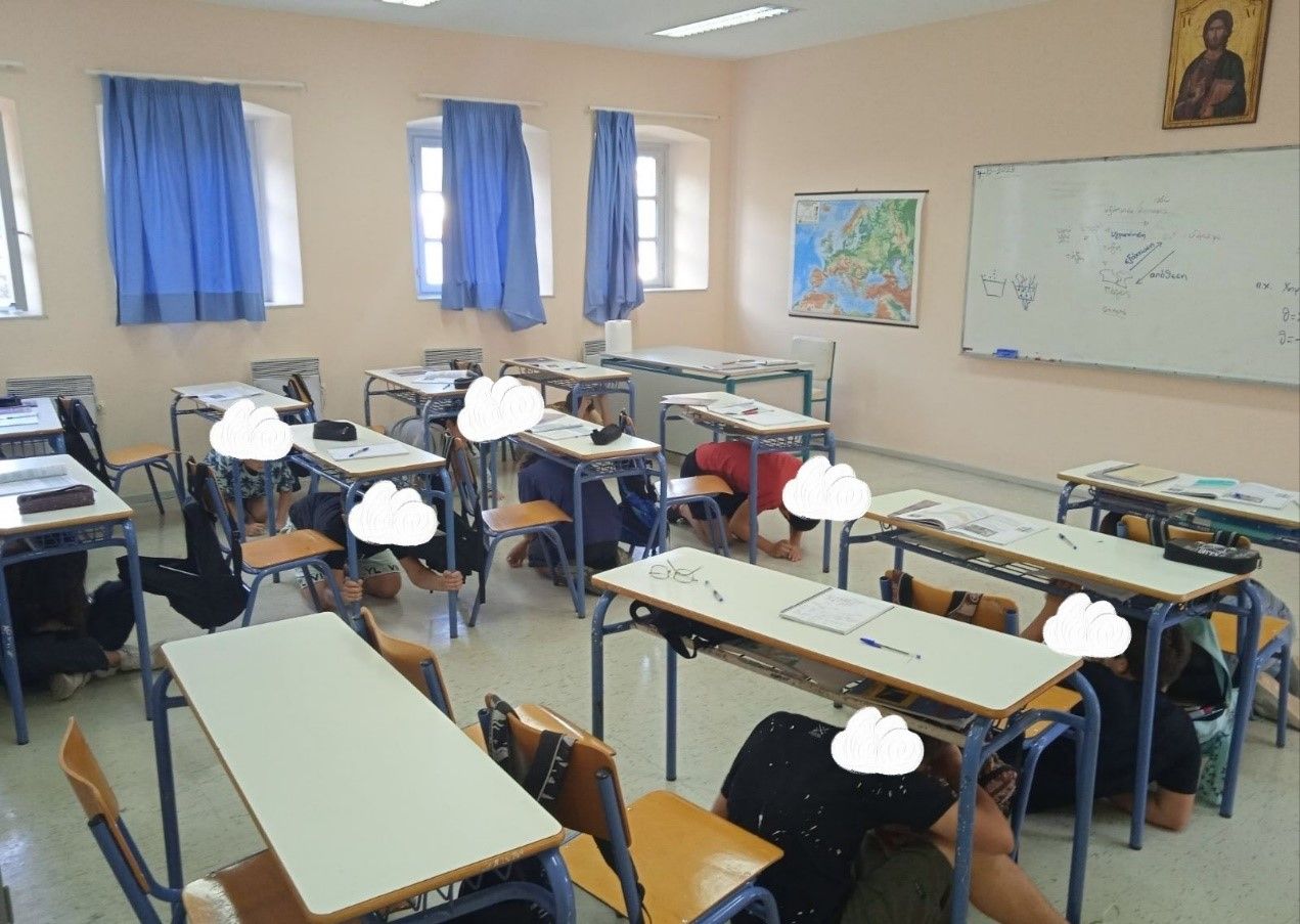 Μαθητές του γυμνασίου Ύδρας σε άσκηση σεισμού κάτω από τα θρανία